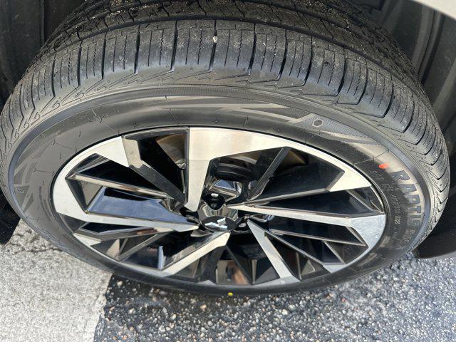 Photo of 2023 Alloy Silver Metallic Mitsubishi Outlander