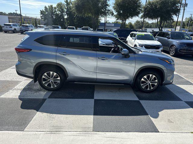 Photo of 2022 Moon Dust Toyota Highlander