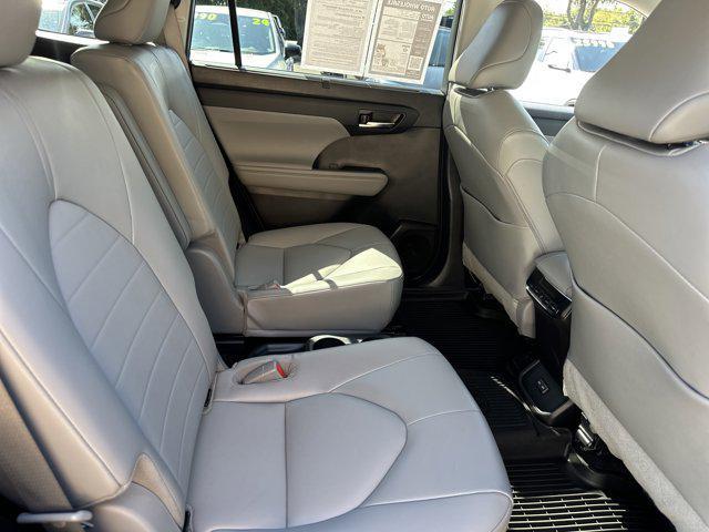 Photo of 2022 Moon Dust Toyota Highlander