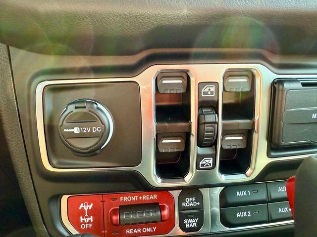 Photo of 2025 Bright White Clearcoat Jeep Wrangler