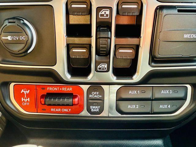 Photo of 2025 Bright White Clearcoat Jeep Wrangler