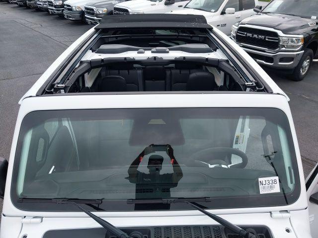 Photo of 2025 Bright White Clearcoat Jeep Wrangler