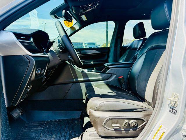 Photo of 2023 Silver Zynith Jeep Grand Cherokee L