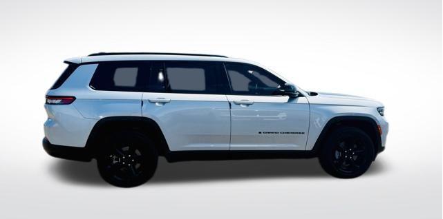 Photo of 2023 Silver Zynith Jeep Grand Cherokee L