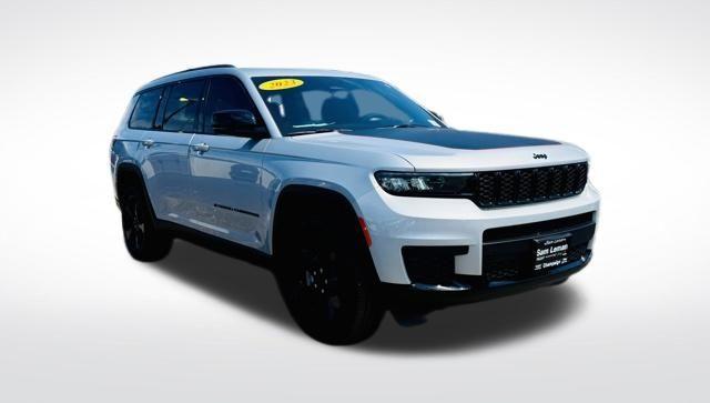 Photo of 2023 Silver Zynith Jeep Grand Cherokee L