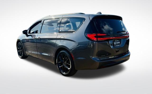 Photo of 2021 Granite Crystal Clearcoat Metallic Chrysler Pacifica