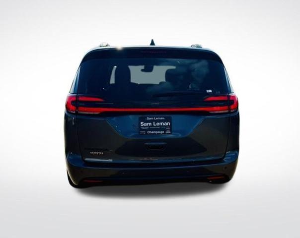 Photo of 2021 Granite Crystal Clearcoat Metallic Chrysler Pacifica