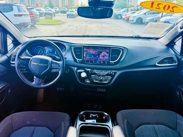 Photo of 2021 Granite Crystal Clearcoat Metallic Chrysler Pacifica