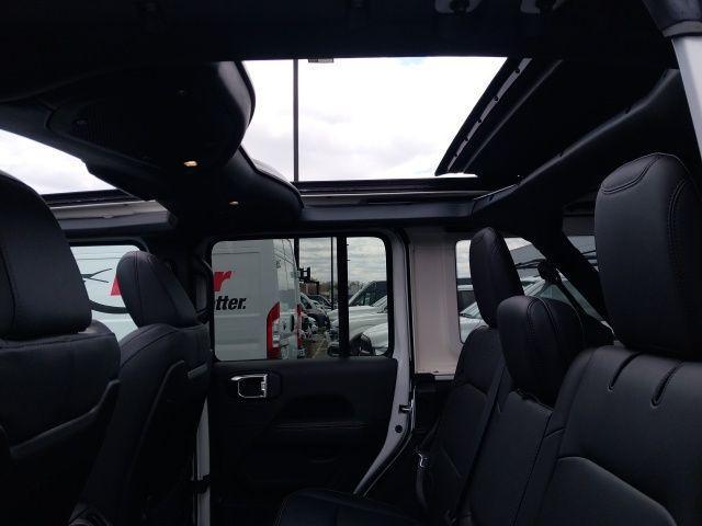 Photo of 2025 Bright White Clearcoat Jeep Wrangler