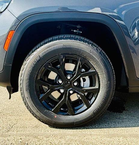 Photo of 2025 Metallic Jeep Grand Cherokee