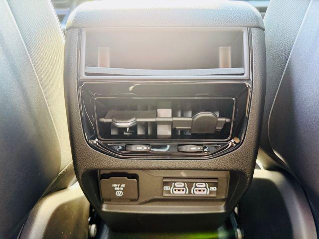 Photo of 2025 Metallic Jeep Grand Cherokee