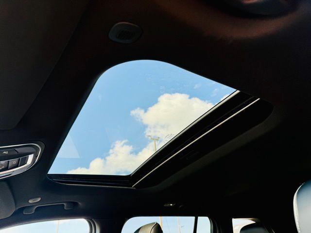Photo of 2025 Metallic Jeep Grand Cherokee