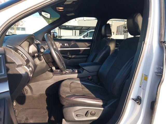Photo of 2019 White Platinum Ford Explorer