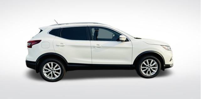 Photo of 2021 White Nissan Rogue Sport