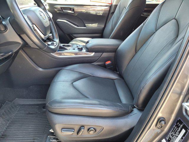 Photo of 2023 Magnetic Gray Metallic Toyota Highlander