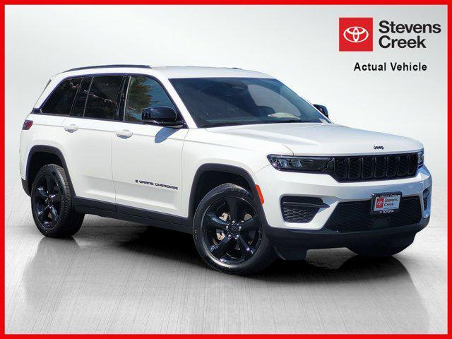 Photo of 2023 Bright White Clearcoat Jeep Grand Cherokee