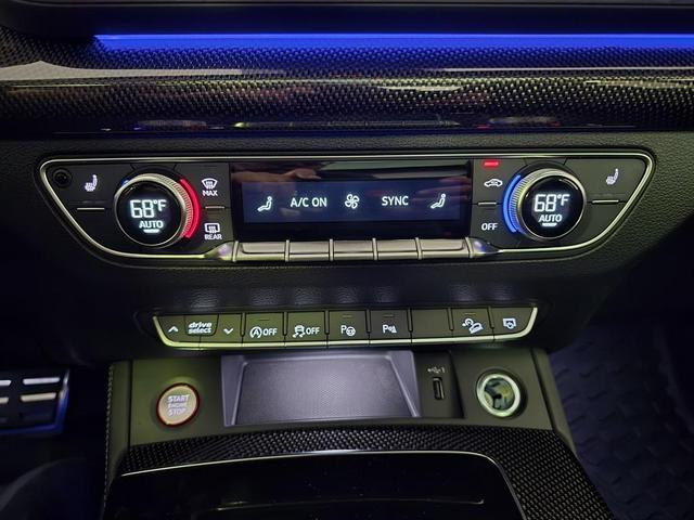 Photo of 2024 Glacier White Metallic Audi SQ5