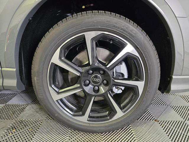 Photo of 2025 Gray Audi Q3