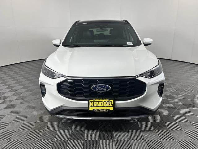 Photo of 2025 White Metallic Ford Escape
