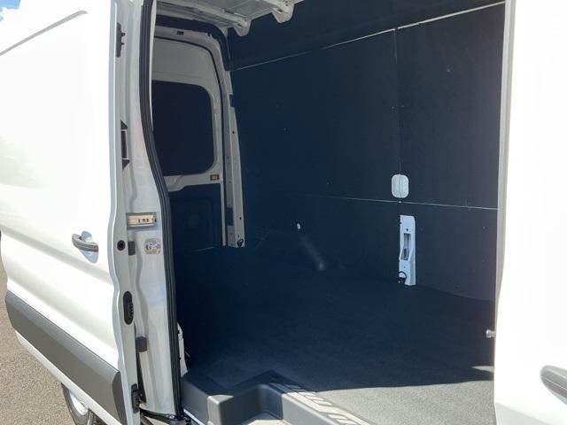 Photo of 2025 Oxford White Ford Transit-250