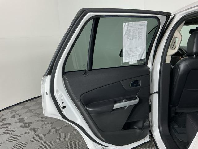 Photo of 2013 White Platinum Ford Edge