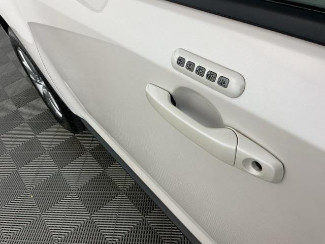 Photo of 2013 White Platinum Ford Edge