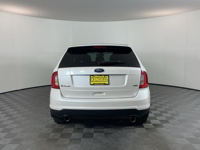 Photo of 2013 White Platinum Ford Edge