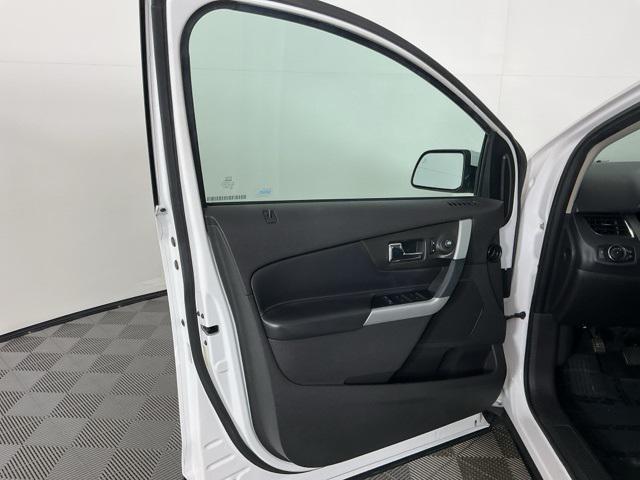 Photo of 2013 White Platinum Ford Edge