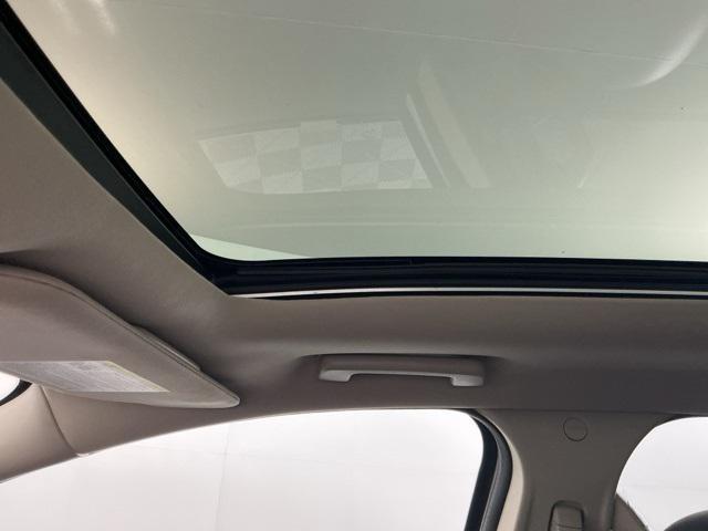 Photo of 2013 White Platinum Ford Edge