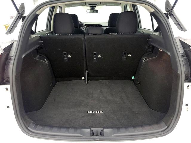 Photo of 2024 White Nissan Kicks