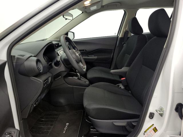Photo of 2024 White Nissan Kicks