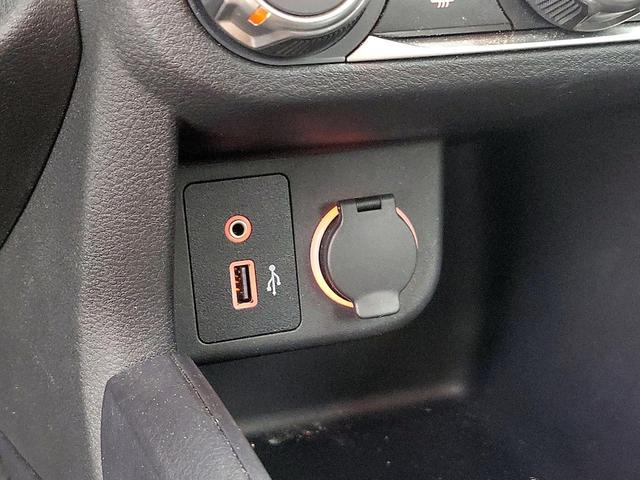 Photo of 2024 White Nissan Kicks