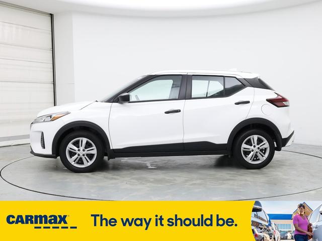Photo of 2024 White Nissan Kicks