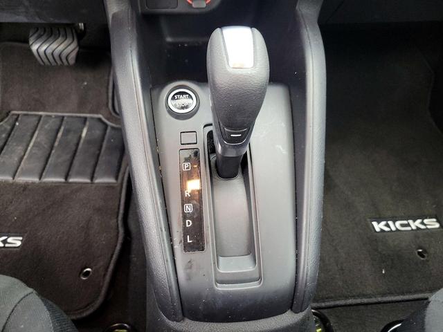 Photo of 2024 White Nissan Kicks