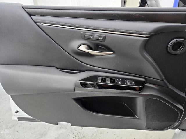 Photo of 2023 White Lexus ES 350