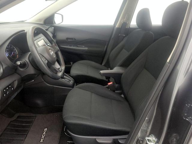 Photo of 2024 Gray Nissan Kicks