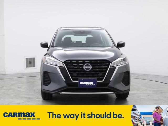Photo of 2024 Gray Nissan Kicks
