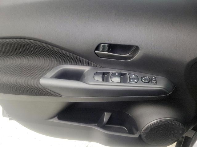 Photo of 2024 Gray Nissan Kicks