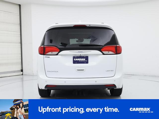 Photo of 2018 White Chrysler Pacifica