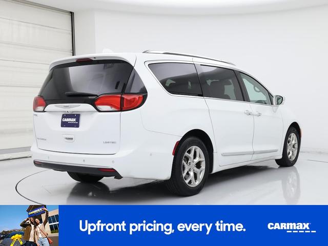 Photo of 2018 White Chrysler Pacifica