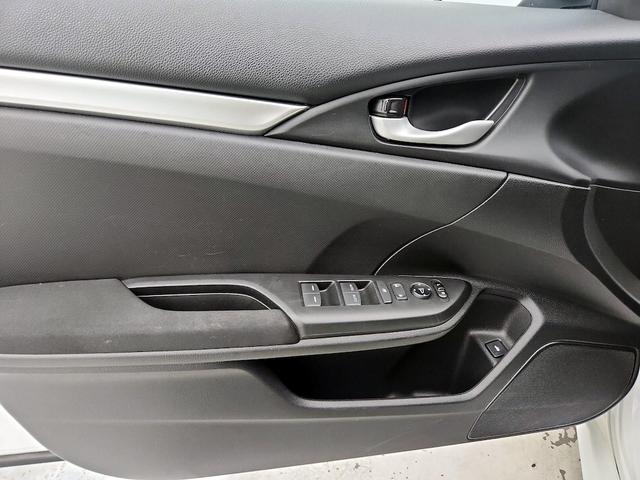 Photo of 2021 White Honda Civic