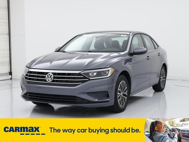 Photo of 2019 Gray Volkswagen Jetta