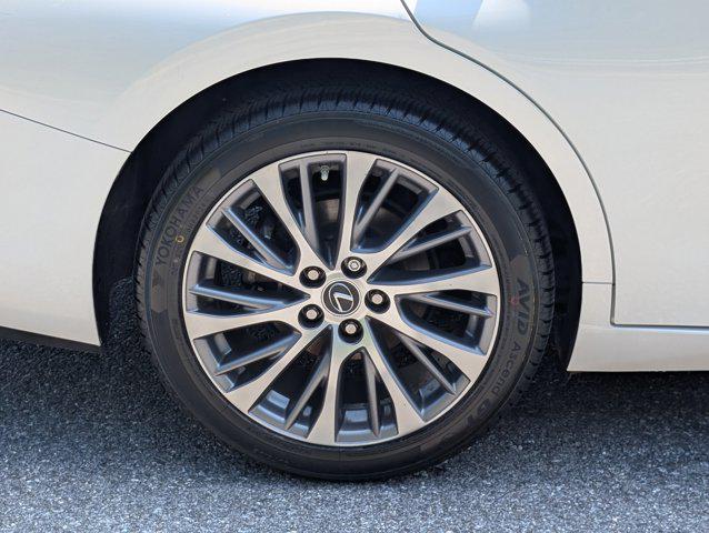 Photo of 2021 Eminent White Pearl Lexus ES 350