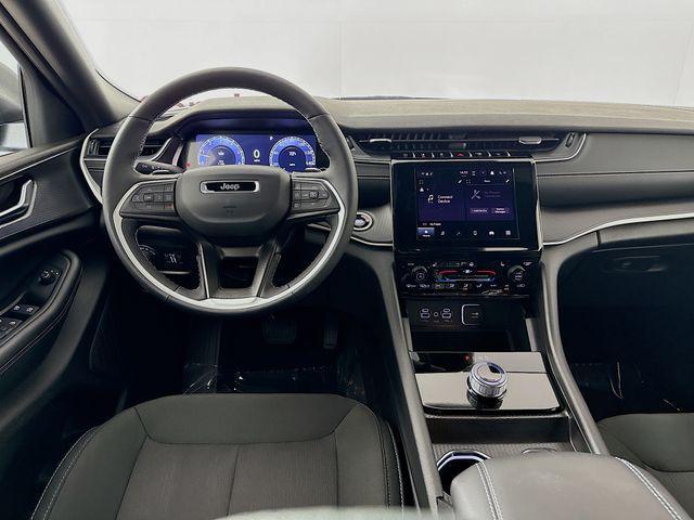 Photo of 2025 Diamond Black Crystal Pearlcoat Jeep Grand Cherokee L