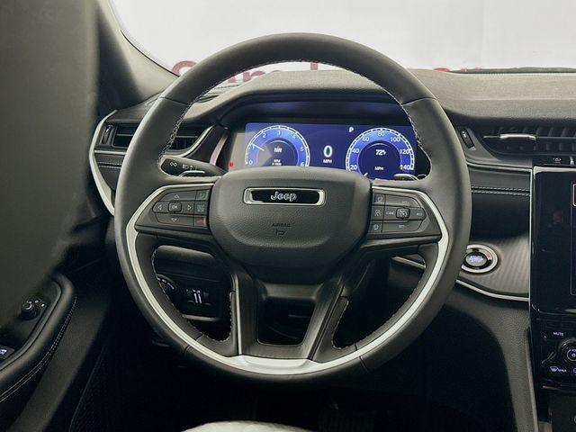 Photo of 2025 Diamond Black Crystal Pearlcoat Jeep Grand Cherokee L