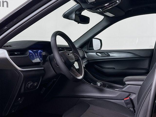 Photo of 2025 Diamond Black Crystal Pearlcoat Jeep Grand Cherokee L