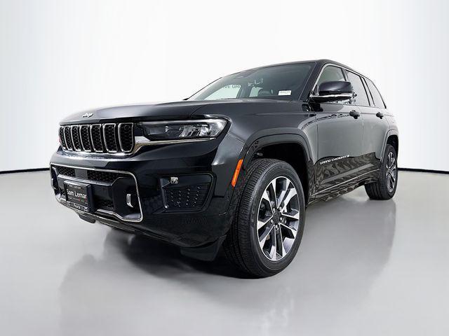 Photo of 2025 Diamond Black Crystal Pearlcoat Jeep Grand Cherokee