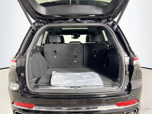 Photo of 2025 Diamond Black Crystal Pearlcoat Jeep Grand Cherokee