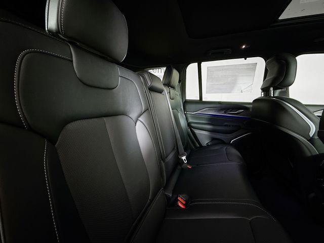 Photo of 2025 Diamond Black Crystal Pearlcoat Jeep Grand Cherokee