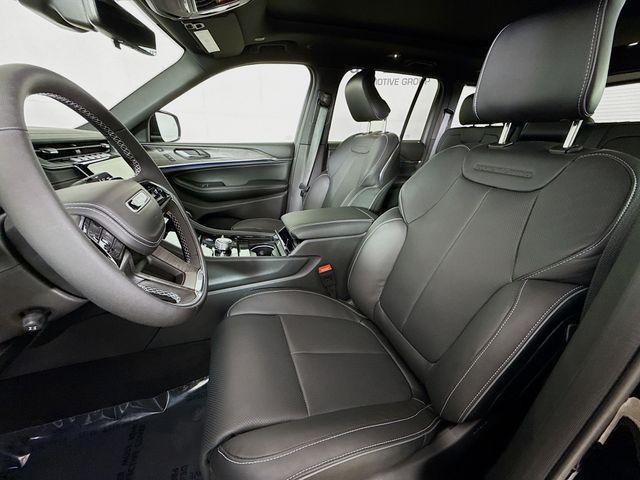 Photo of 2025 Diamond Black Crystal Pearlcoat Jeep Grand Cherokee